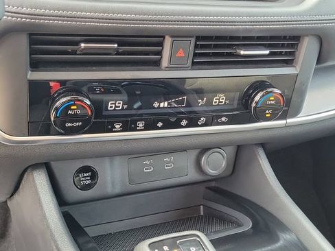 Used 2025 Nissan Rogue SV AWD/4WD image 33