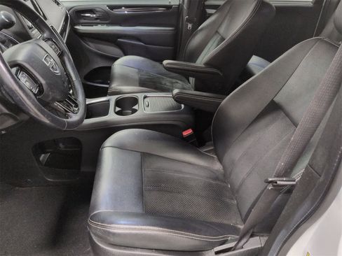 Certified 2018 Dodge Grand Caravan SXT w/ Driver Convenience Group image 17