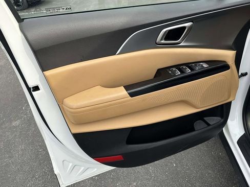 Used 2023 Kia Carnival LX image 15