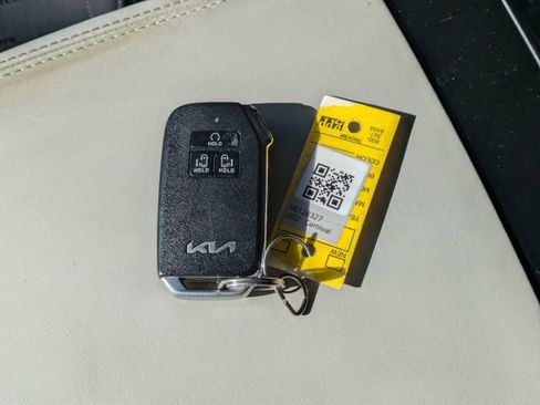 Used 2022 Kia Carnival EX image 37