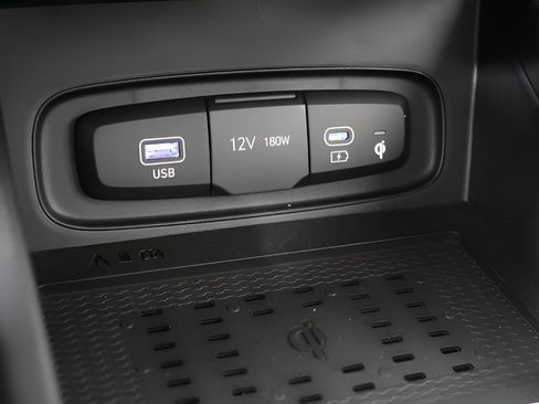 New 2025 Hyundai Venue Limited image 18