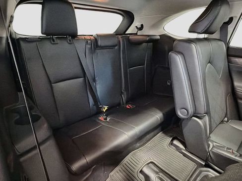 Certified 2022 Toyota Highlander Platinum AWD/4WD image 22