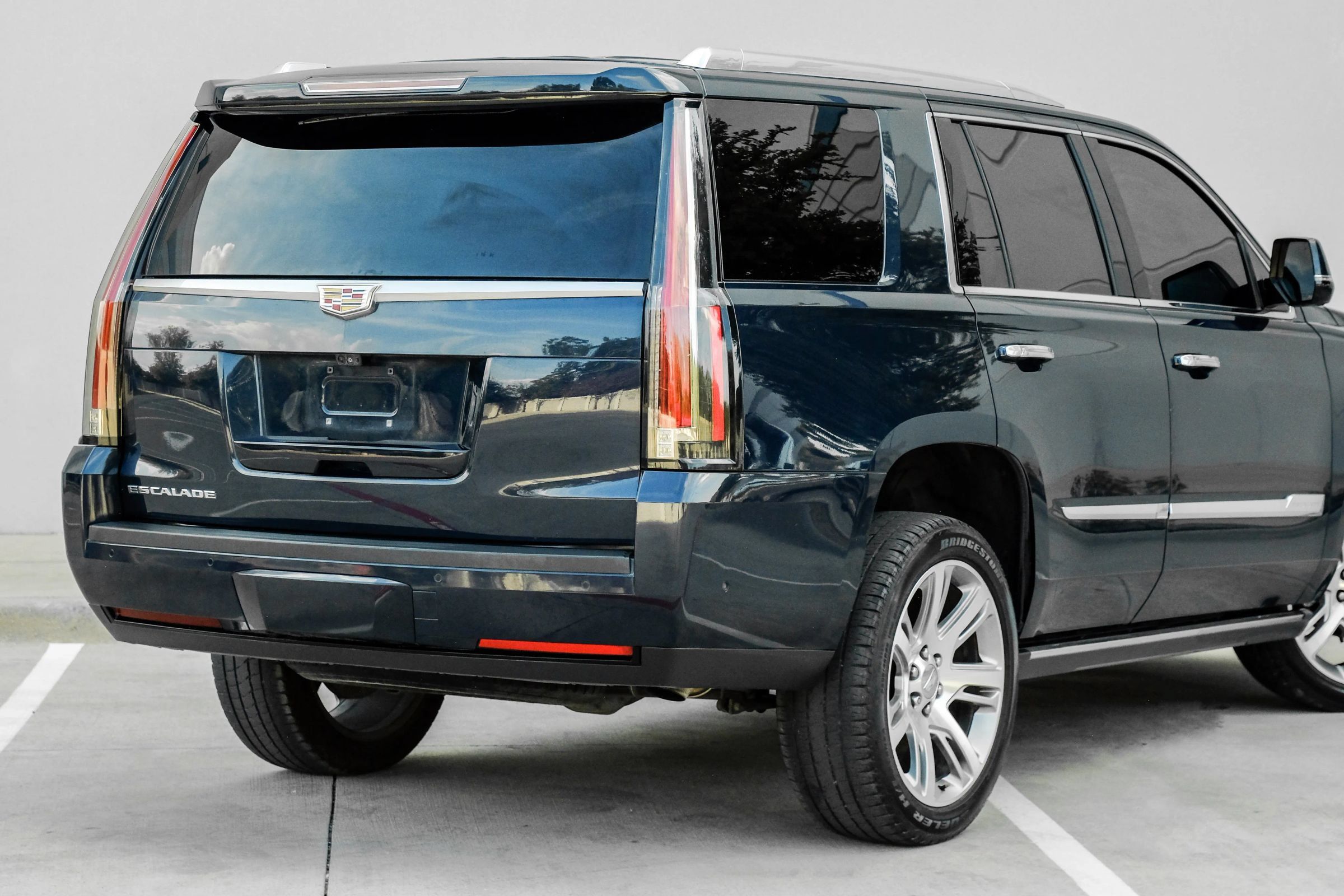 Used 2017 Cadillac Escalade Premium Luxury AWD/4WD image 13
