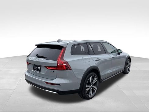 Used 2025 Volvo V60 B5 Cross Country Plus image 36