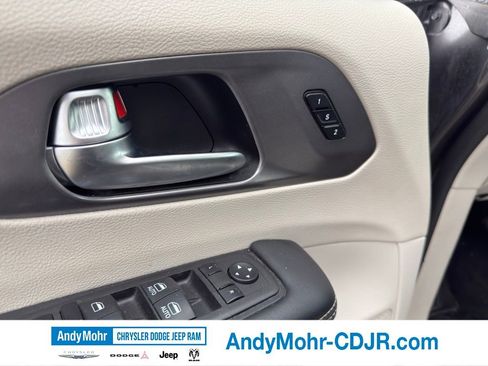 Used 2023 Chrysler Pacifica Touring-L FWD image 5