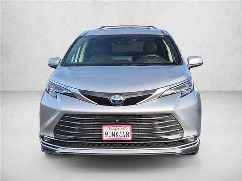 Used 2024 Toyota Sienna Platinum AWD/4WD image 2