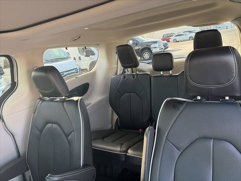 Used 2024 Chrysler Pacifica Limited w/ Uconnect Theater Family Group image 11
