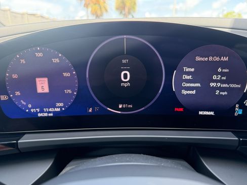 Certified 2024 Porsche Macan Turbo Electric AWD/4WD image 38