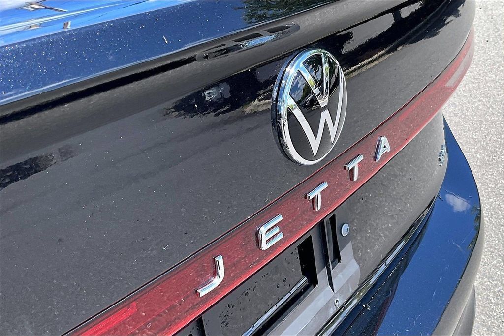 Used 2025 Volkswagen Jetta SE FWD image 19