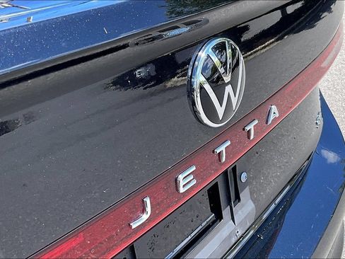 Used 2025 Volkswagen Jetta SE FWD image 19