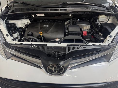 Used 2019 Toyota Sienna LE w/ LE Preferred Package image 21