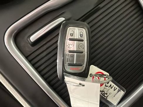 Used 2023 Chrysler Pacifica Touring-L FWD image 20