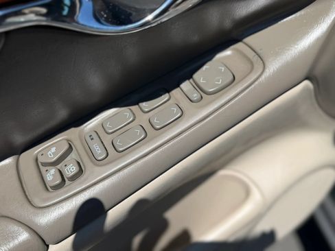 Used 2005 Cadillac De Ville FWD image 35