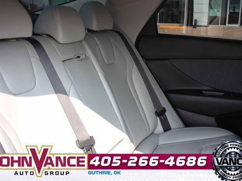 Used 2024 Hyundai Elantra Limited image 17