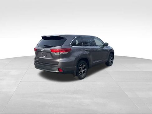 Used 2019 Toyota Highlander LE image 5