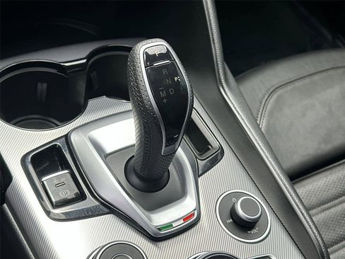 Used 2023 Alfa Romeo Giulia Veloce RWD image 19