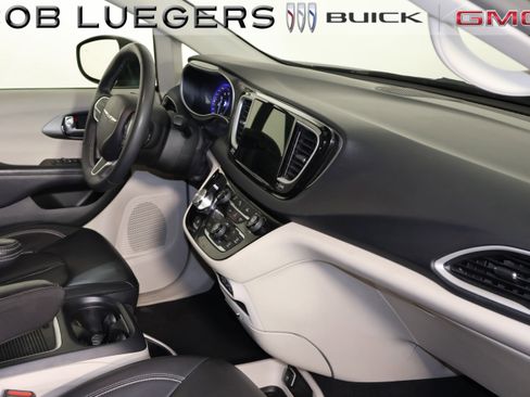 Used 2023 Chrysler Pacifica Touring-L image 17