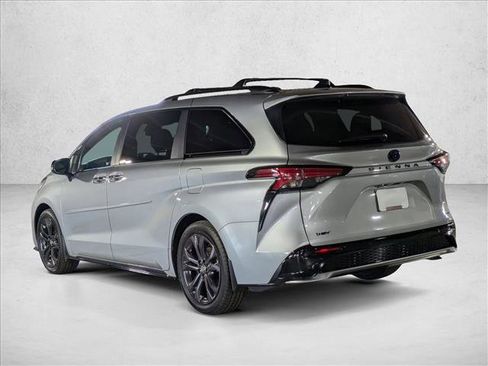 Used 2025 Toyota Sienna XSE image 8