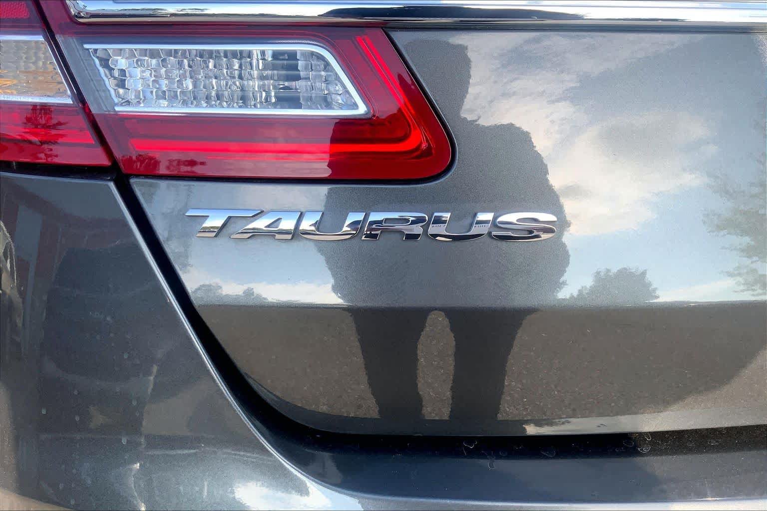 Used 2017 Ford Taurus SEL FWD image 29