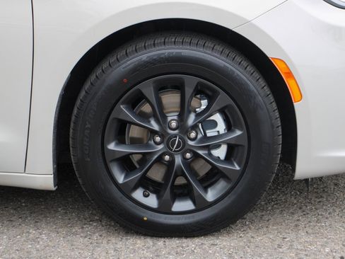 Used 2021 Chrysler Pacifica Touring w/ S Appearance Package image 49