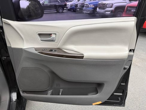 Used 2016 Toyota Sienna XLE w/ XLE Navigation Package FWD image 24
