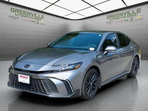 Used 2025 Toyota Camry SE image 1