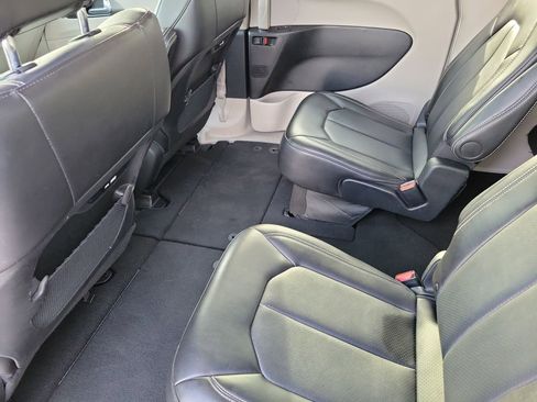 Used 2024 Chrysler Pacifica Touring-L image 11