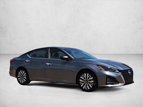 Used 2024 Nissan Altima 2.5 SV FWD image 3