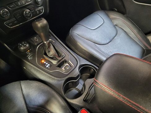 Used 2019 Jeep Cherokee Trailhawk image 26