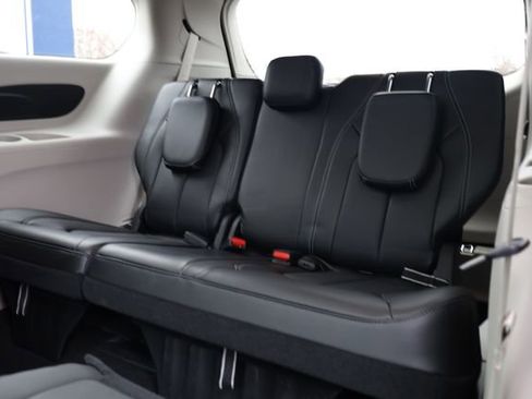 Used 2024 Chrysler Pacifica Touring-L image 25