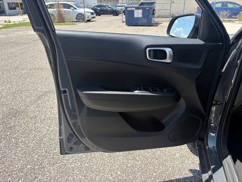 Used 2025 Hyundai Venue SE FWD image 10