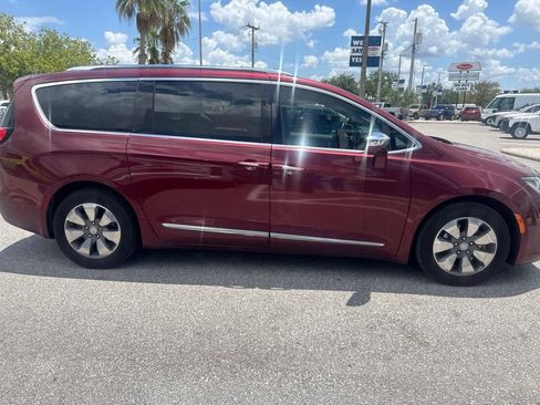 Used 2017 Chrysler Pacifica Platinum FWD image 4