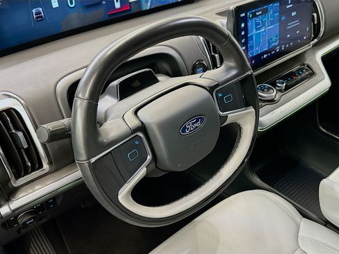 Used 2025 Ford Expedition Platinum AWD/4WD image 18