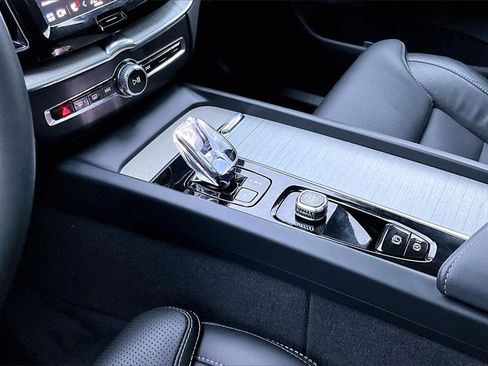 Used 2025 Volvo XC60 B5 Ultra w/ Protection Package Premier image 18