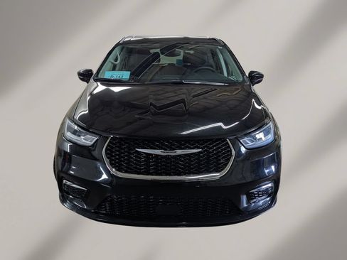 Used 2024 Chrysler Pacifica Touring-L FWD image 2