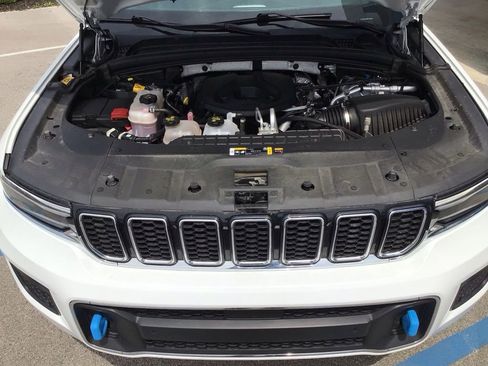 Used 2024 Jeep Grand Cherokee Overland w/ Luxury Tech Group IV AWD/4WD image 39