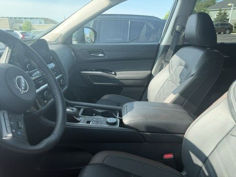 Used 2025 Nissan Pathfinder Platinum AWD/4WD image 5