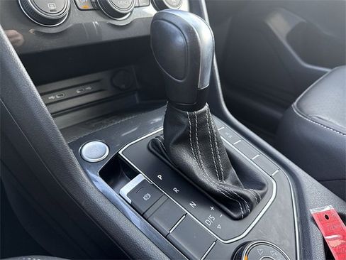 Used 2021 Volkswagen Tiguan SE w/ Panoramic Sunroof Package image 16