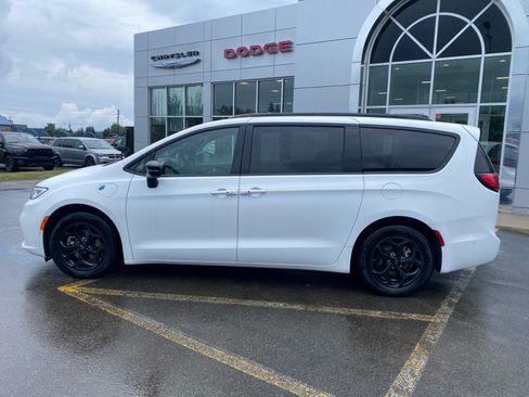 Used 2024 Chrysler Pacifica Premium FWD image 2