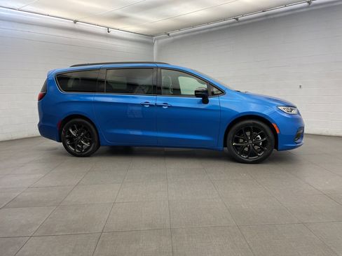 New 2026 Chrysler Pacifica Select w/ S Appearance Package image 2