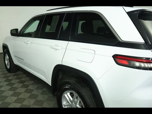 Used 2023 Jeep Grand Cherokee Laredo RWD image 16
