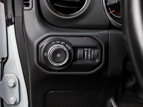 Used 2021 Jeep Wrangler Unlimited Sahara AWD/4WD image 22
