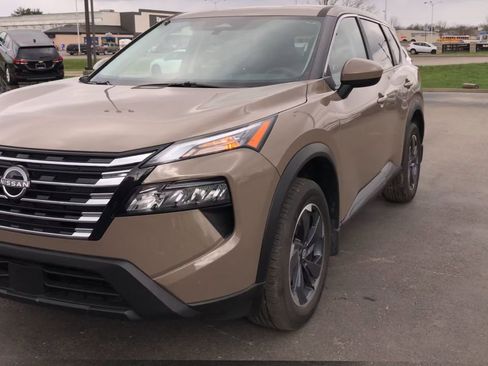 Used 2025 Nissan Rogue SV image 4