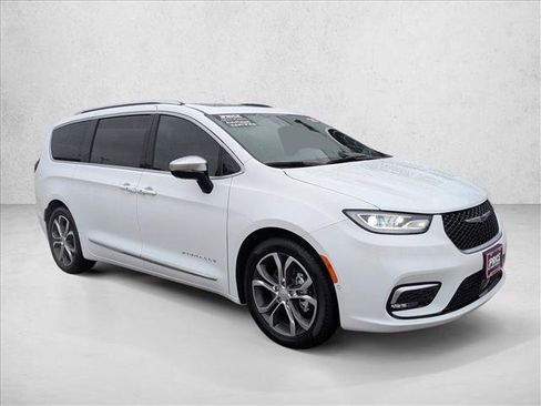 Used 2025 Chrysler Pacifica Pinnacle image 3