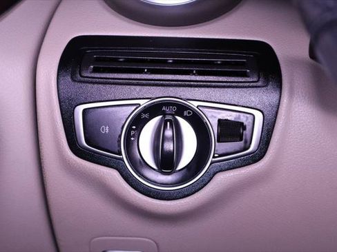 Used 2019 Mercedes-Benz GLC 300 4MATIC image 26