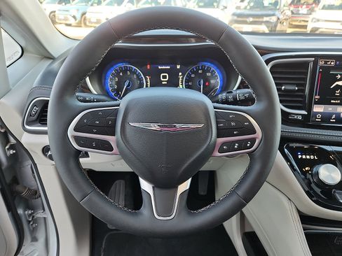 Used 2024 Chrysler Pacifica Limited FWD image 16
