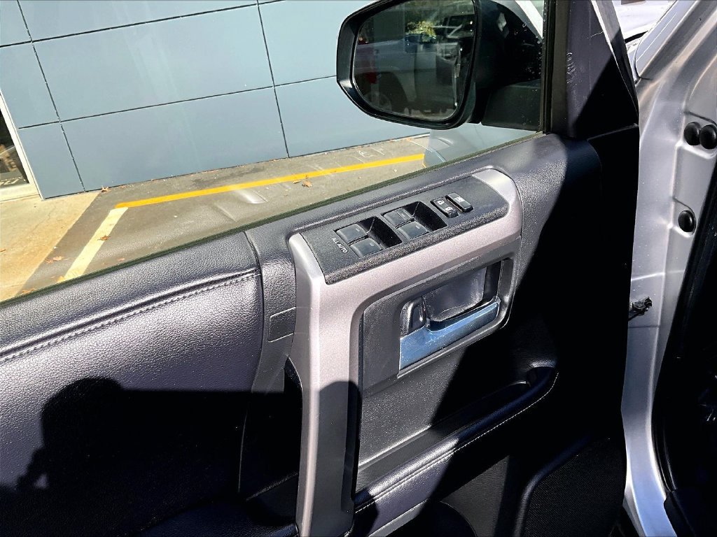 Used 2018 Toyota 4Runner SR5 AWD/4WD image 10