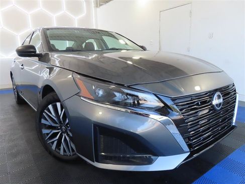 Used 2025 Nissan Altima 2.5 SV FWD image 2