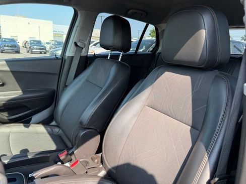 Used 2020 Chevrolet Trax LT w/ LT Convenience Package FWD image 16