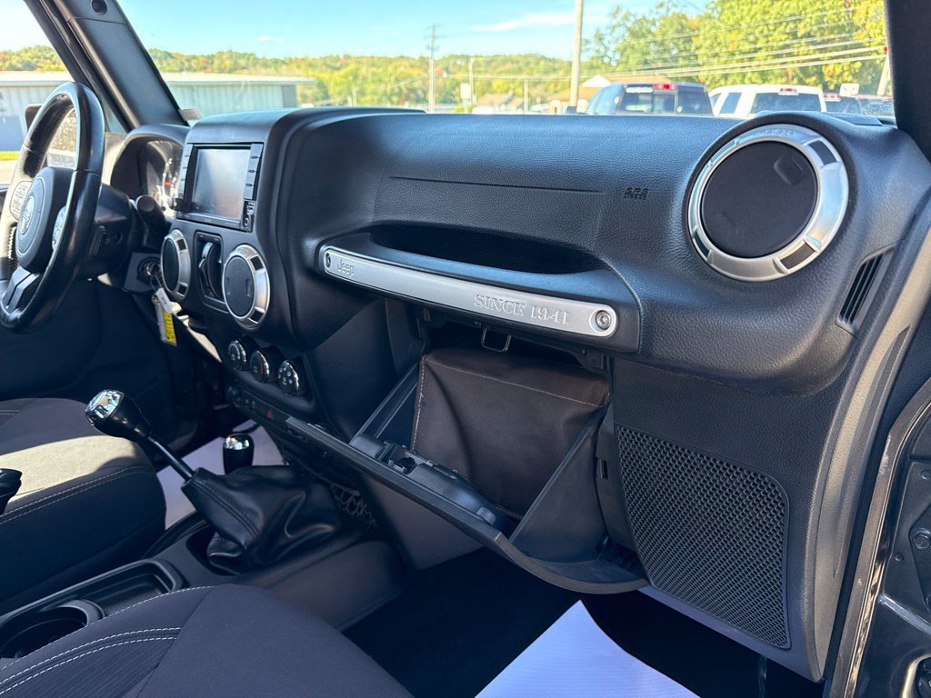 Used 2017 Jeep Wrangler Unlimited Sahara w/ Connectivity Group AWD/4WD image 44